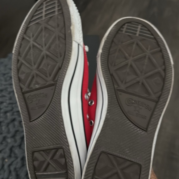 Red converse - Picture 2 of 3